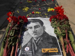 اهدا دسته‌گل و ادای احترام به رهبران فرقه دمکرات آزربایجان – تصاویر