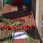 اهدای شاخه گل بر مزار رهبر فقید و بانی استقلال آزربایجان شمالی