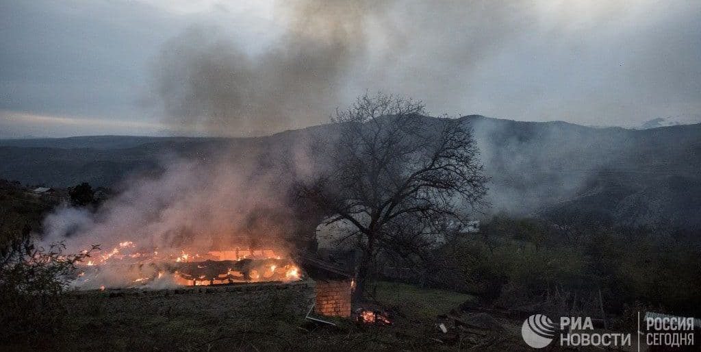 ارامنه با نزدیک شدن موعد تحویل لاچین این منطقه را هم ویران می‌کنند – تصاویر