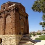 قیرمیزی گونبز (گنبد سرخ) در شهر مراغه در حال تخریب و نابودی است