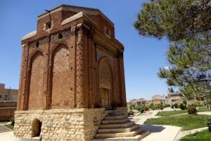 قیرمیزی گونبز (گنبد سرخ) در شهر مراغه در حال تخریب و نابودی است