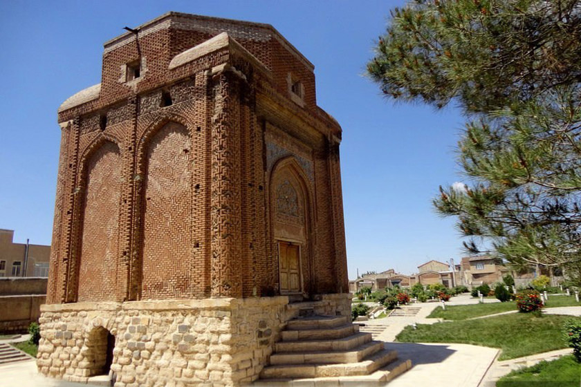 قیرمیزی گونبز (گنبد سرخ) در شهر مراغه در حال تخریب و نابودی است