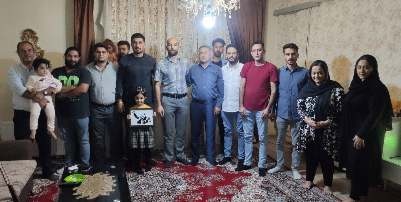 دیدار جمعی از فعالین ملی اورمیه با روزبه پیری پس از آزادی از زندان مرکزی تبریز