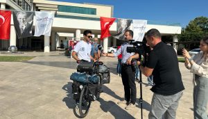 دانشجوی اهل آزربایجان‌جنوبی مسافت آنتالیا تا آنکارا را رکاب می‌زند