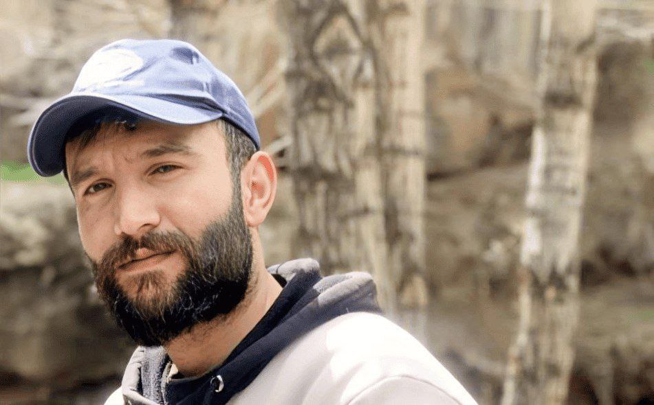  یوسف کاری پس از تهدید ضامن به توقیف سند، در جلسه بازپرسی حاضر گردید اما به دلیل غیر علنی بودن روند دادگاه از خود دفاع نکرد