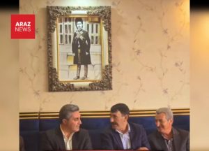 حضور حاکم ممکان در خانه گاگارین سیمکو و عکس یادگاری زیر عکس اسماعیل سیمکو