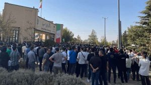 تجمع اعتراضی در همدان علیه حضور دانشجویان عراقی در دانشگاه بوعلی سینا